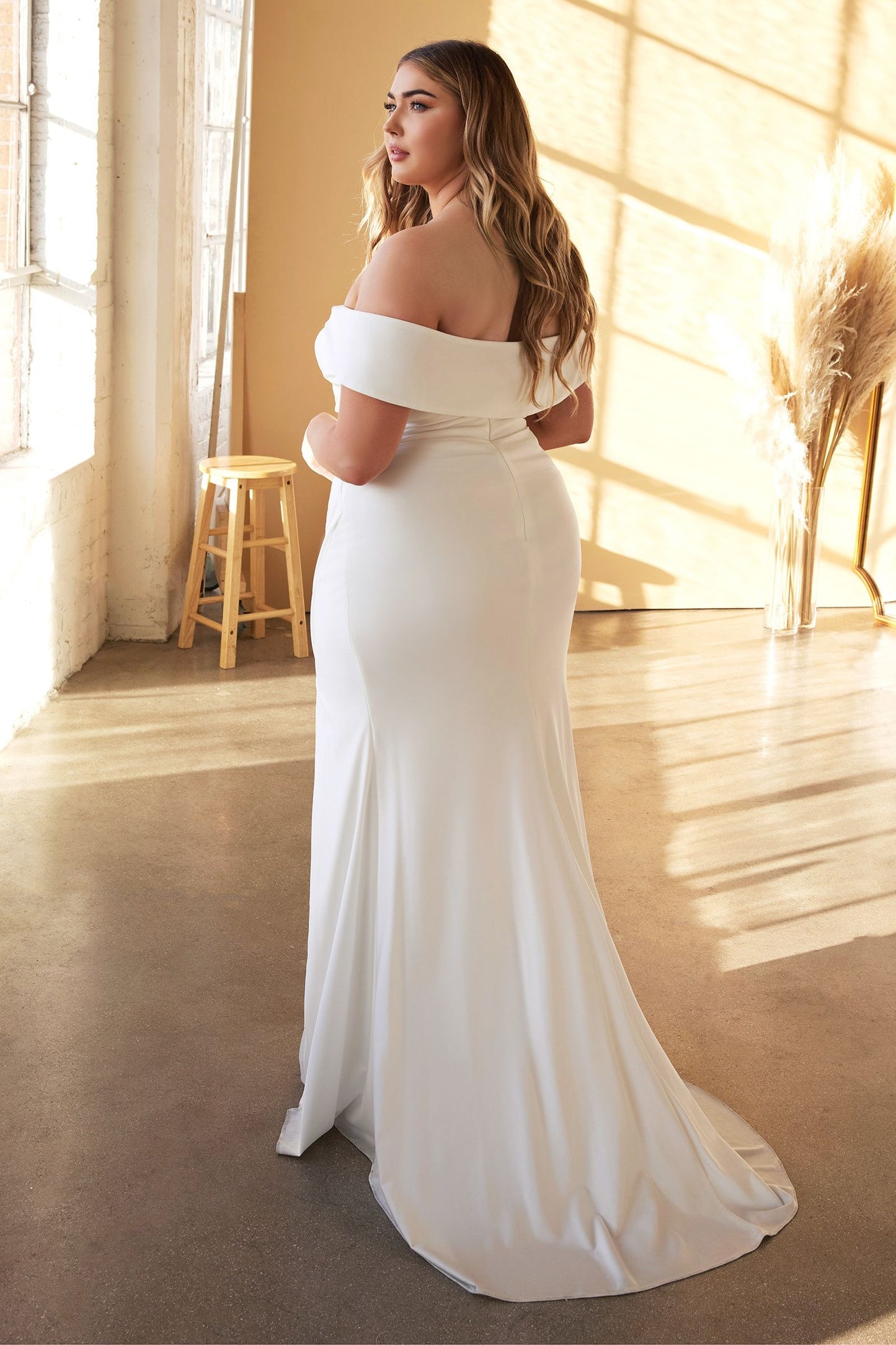 CURVE FITTED BRIDAL GOWN
